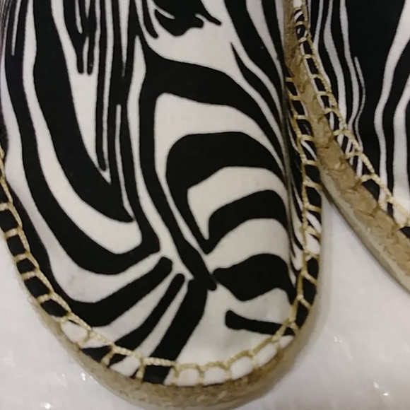Zebra Pattern Slip On Flat Shoes - Picture 7 of 9